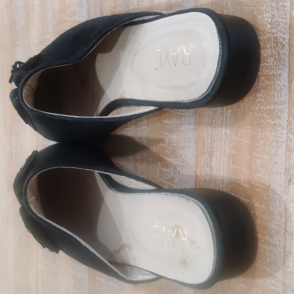 Raye Black‎ Pointed Toe Slides - Picture 2 of 9